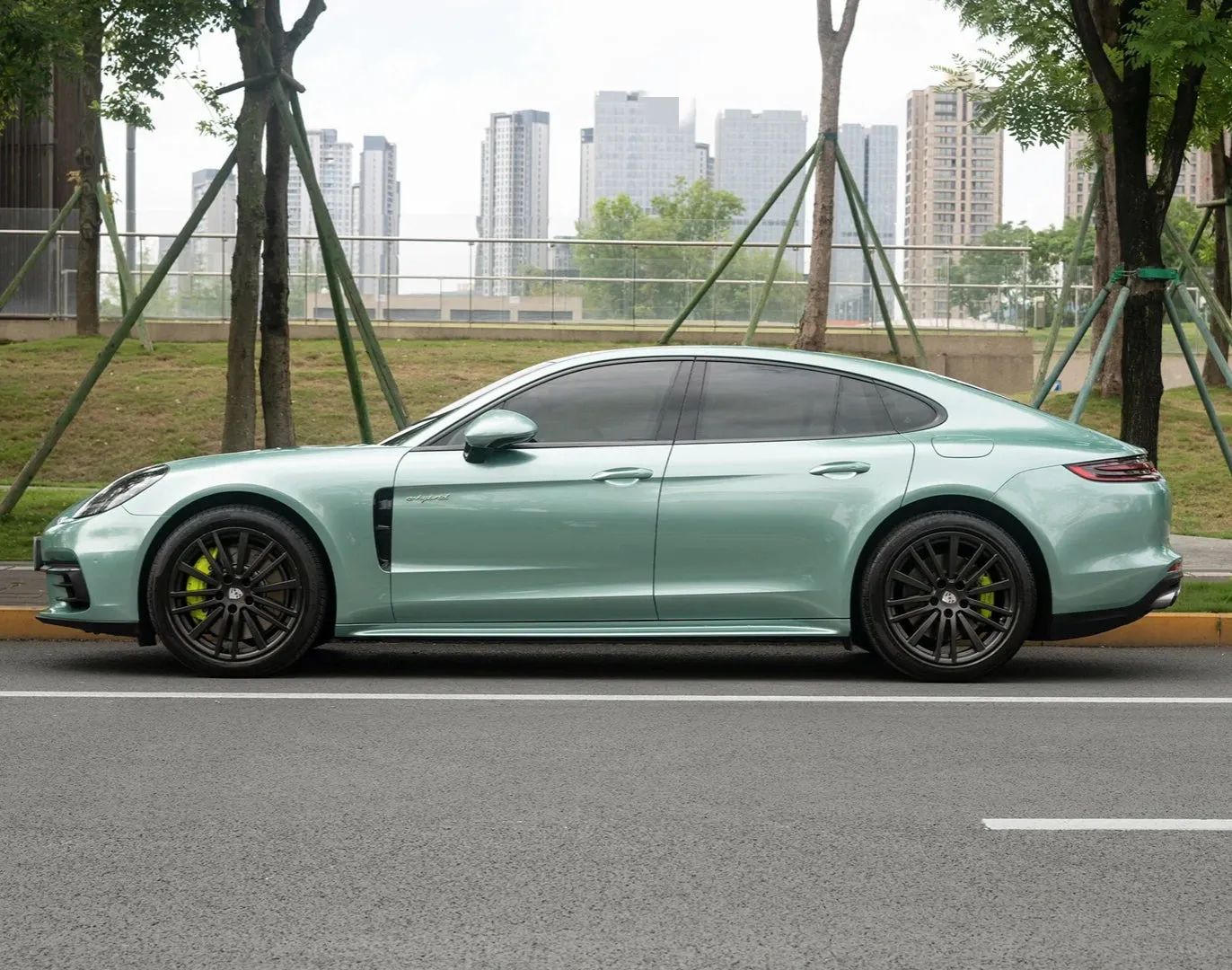 Gloss Metallic Verde Green Car Wrap